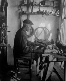 Fabricante de bastones vascos en su taller de Larressore — Cortesía de PHOTOMUSEUM. Argazki & Zinema Museoa