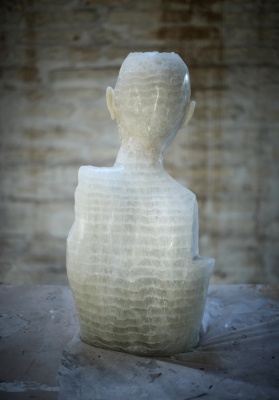 Alejandra Prieto, Estratos (cuerpo mineral), 80 x 110 x 60 cm. Carbón, carbonato de litio, alumbre potásico, resina, mármol, cemento. — Imagen cortesía de la Galería Madre