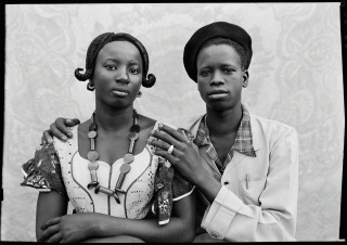 Imagem: Bamako (Mali), entre 1948 e 1963. Foto de Seydou Keïta/ Contemporary African Collection (CAAC) - The Pigozzi Collection