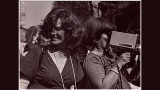 Micha Dell-Prane, Delphine Seyrig and Ioana Wieder holding a camera during a demonstration, 1976. Fotografía en blanco y negro. Cortesía del Centre audiovisuel Simone de Beauvoir // Cortesía del Museo Reina Sofía