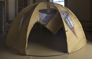 Mario Merz. Igloo [Tenda di Gheddafi], 1968-1981. Tubos de hierro, acrílico sobre lienzo de yute. 250 x 500 cm. Castello di Rivoli Museo D'Arte — Cortesía del Museo Reina Sofía