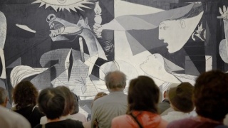 Detalle de la sala 206 donde se exhibe Guernica