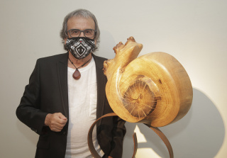 Teo Calvo, junto a una de las esculturas que expone en el Museo Tiflológico — Cortesía del Museo Tiflológico