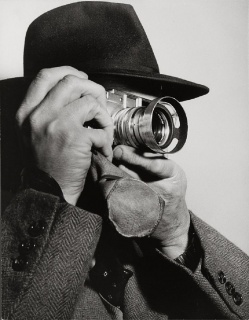 Dmitri Kessel. "Henri Cartier-Bresson y su Leica M3", 1955. Fotografía vintage de gelatina de plata. 34 x 26,5 cm