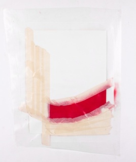 Tiago Orfeu, Curva Vermelha, 2017, Masking tape, spraypaint on plastic, 70x50 cm. – Cortesía de Caroline Pagès Gallery