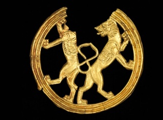 Placa de oro, accesorio para ornamento en la ropa. Irán, 600-400 a. C. © The Trustees of the British Museum — Cortesía de Obra Social "la Caixa"