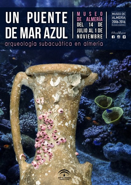 Un puente de mar azul