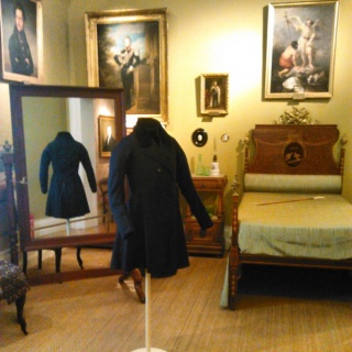 Levita de Larra expuesta en Sala XXI (Dormitorio masculino) del Museo del Romanticismo