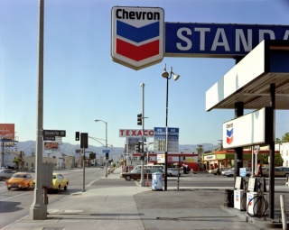 Beverly Boulevard y La Brea Avenue. Los Angeles, California. 21 de junio de 1975. Autor: Stephen Shore