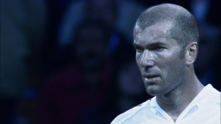Douglas Gordon & Philippe Parreno. Zidane: A 21st Century Portrait, 2006. Instalación de vi?deo de 2 canales — Cortesía del CDAN