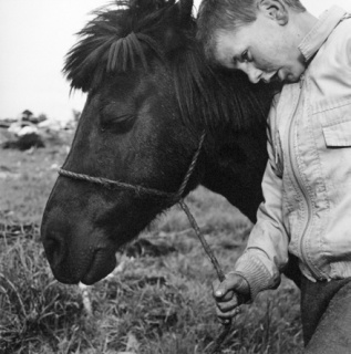 Mary Ellen Mark, Thomas Joyce con su pony. Campamento de viajeros, Finglas, Irlanda, 1991. Colección Toledo