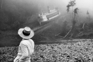 El barco Molly Aïda arrastrado por la montaña en la jungla peruana. Probablemente una de las escenas de la historia del cine más difíciles de filmar. Camisea, Perú, 1981.