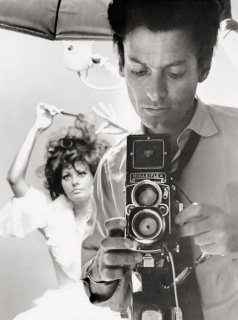 Richard Avedon fotografiando a Sofia Loren con una Rolleiflex — Cortesía de Casa de la Imagen