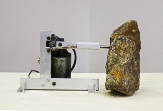 Gabriela Mureb, Ma?quina #4 pedra, motor, alumi?nio e pedra, 30 x 50 x 30 cm, 2013