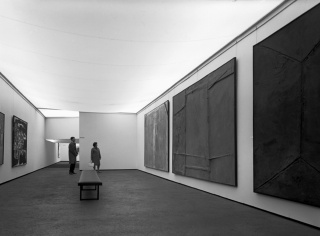 Documenta III, Kassel, 1964. A la dreta, obres d'Antoni Tàpies – Cortesía de la Fundació Antoni Tàpies