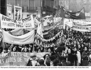 Pilar Aymerich. Manifestación multitudinaria para pedir amnistía para los delitos de la mujer con el lema "Para Navidad todas en casa", 1976 — Cortesía del Museo Nacional Centro de Arte Reina Sofía
