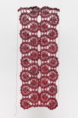 ektor garcia, kortina roja de cuero, 2024, crochet leather, cotton thread, glazed ceramic, 218.4 x 83.8 cm. — Imagen cortesía de Mendes Wood DM