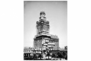 Palacio Salvo en construcción. Año 1927 (aprox.). (Foto: 04353FMHGE.CDF.IMO.UY - Autor: S.d./IMO).