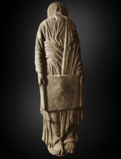 Estatua-columna masculina con cartela Maestro Mateo Granito con restos de policromía h. 1188-1211 Santiago de Compostela, Museo Catedral