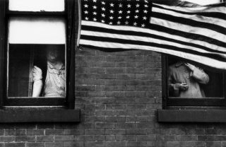 Robert Frank, Parade — Hoboken, New Jersey, do livro The Americans