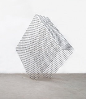 Ascânio MMM, Quasos/Prisma1, 2019. aluminum and screws. 426 x 460 x 126 cm.