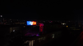 Stefan Brüggemann. Truth / Lie. Fotografía por Andrew Roberts y Eduardo Trejo Quesada, cortesía de Pequod Co.