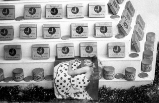 Colita. Escaparate de condones y foto de La Chunga. Barcelona | 16 x 22 cm | 1962 — Cortesía de Alarcón Criado gallery