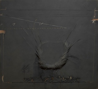 Antoni Tàpies, Gran Relleu Negre, 1973. Meadows Museum, SMU, Dallas. © Comissió Tàpies / VEGAP, 2023 — Imagen cortesía de la  Fundació Antoni Tàpies