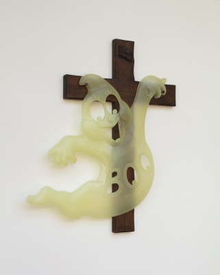 HUGO MONTOYA, The Holy Ghost, 2025. Wood and plastic form, 43.2 x 38.1 cm. — Imagen cortesía de anonymous gallery