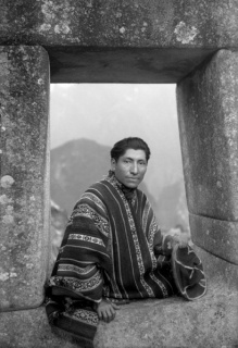 Martín Chambi Jiménez, Autorretrato en portada Inca, Machu Picchu, 1934. Imágenes cortesía de: Col. Martín Chambi. Archivo Fotográfico