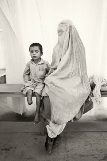 Niño mutilado y madre con burka Afganistán. Agosto 1996