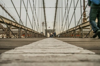 \"A la deriva por el puente de Brooklyn\"