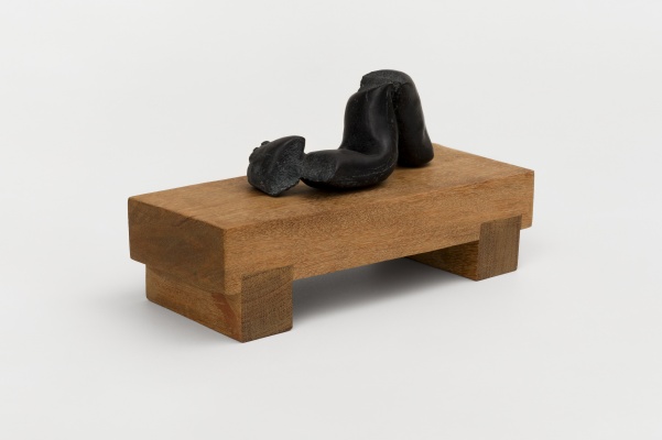 Paulo Monteiro, Untitled, 2024, patina over bronze, 7 x 17 x 7 cm | wooden base, 17.7 x 11.5 x 8 cm — Imagen cortesía de Mendes Wood DM