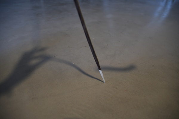 Cristina Mejías, Detalle de Hacedores II. Madera de palosanto, sicomoro teñido, hueso, cerámica. Instalación, 2,5 x 200 x 200 cm, 2019 — Imagen cortesía de Nordés