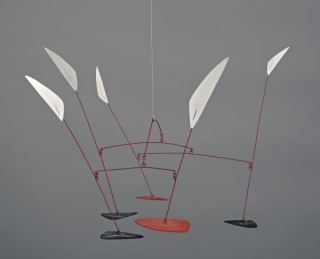Alexander Calder, 3 feuilles noirs, 5 blanches, 2 rouges, 1960 Painted sheet metal and wire 44,5 x 76 x 56 cm