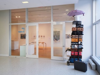 Vista de sala de la exposición Ida y vuelta: experiencias de la migración en el arte puertorriqueño contemporáneo". Foto por Argenis Apolinario.