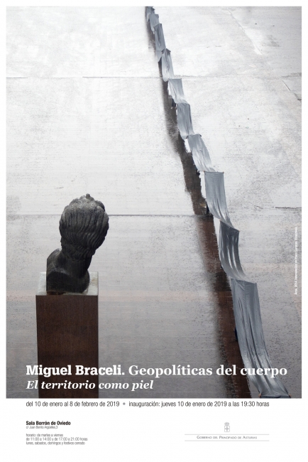 cartel de la exposición. (Elías diseño gráfico). Imagen: Miguel Braceli, AREA, 2014. Intervención en plaza Caracas, Venezuela.