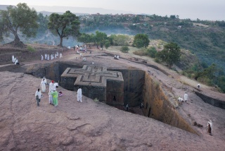 Iwan Baan, Biete Ghiorgis, iglesia excavada en la roca, Lalibela, Etiopía, 2012. © Iwan Baan — Cortesía de PHotoESPAÑA