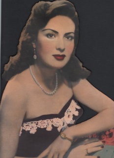 Estudio Anónimo, Mujer con bustier y collar de perlas, México, ca. 1940. Copia plata gelatina de época pintada a mano, recortada y montada sobre cartón, 35,5 x 27,5 cm