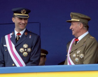 León, 3-VI-2007. El rey Juan Carlos y el príncipe Felipe en el palco de honor, durante el desfile del Día de las Fuerzas Armadas. 60 x 40 cm. EFE/J.Casares