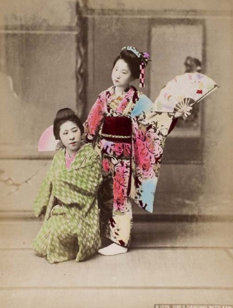 Fotografía de dos jóvenes vestidas con kimono y con abanicos en sus manos. Asia oriental. Finales del siglo XIX. Foto del MNA