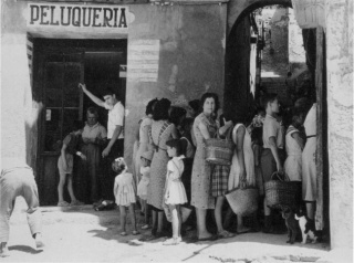 Gerardo Vielba, Cola en el barrio Roig, Alicante, 1958 — Cortesía de la Consejería de Cultura y Turismo. Comunidad de Madrid