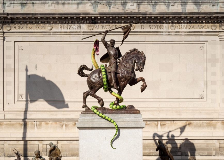 Intervención de Adriana Varejão sobre la estatua ecuestre de <i>El Cid</i> (1927), obra de Anna Hyatt Huntington. Imagen cortesía de Hispanic Society Museum & Library