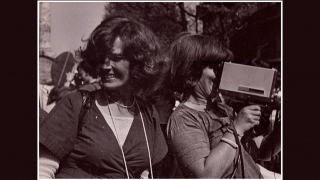 Micha Dell-Prane, Delphine Seyrig and Ioana Wieder holding a camera during a demonstration, 1976. Fotografía en blanco y negro. Cortesía del Centre audiovisuel Simone de Beauvoir y del MNCARS