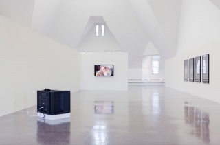 Vista de la instalación de la exposición "Song", en The Renaissance Society de la Universidad de Chicago (2017). Cortesia: Alejandro Cesarco y Tanya Leighton Gallery.