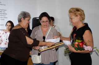 Entrega del Premio a Concha Fontenla (dcha.) y Meira Marrero (centro). Cortesía de Factoría Habana