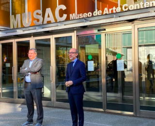 Álvaro Rodríguez Fominaya, nuevo director del MUSAC (izda) y Javier Ortega, Consejero de Cultura y Turismo de la Comunidad de Castilla y León. Cortesía del MUSAC
