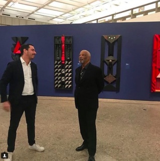 Tomás Toledo (izqda.) y el artista Emanoel Araujo en la inauguración de la exposición de éste último. Foto extraída de la cuenta de Instagram del MASP