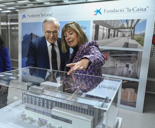El presidente de la Fundación ”la Caixa”, Isidro Fainé, y la alcaldesa de L’Hospitalet, Núria Marín. Imagen cortesia de Fundacion "la Caixa".