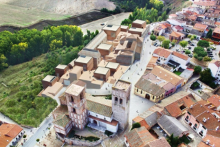 Render del proyecto de Collegium en Arévalo, España. Vista aérea. Imagen cortesía de Collegium